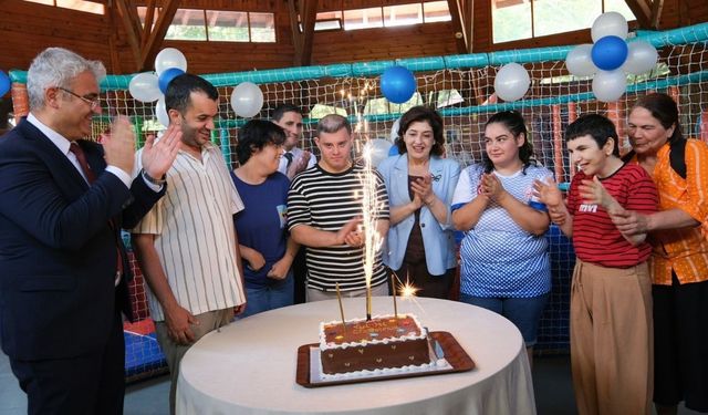 Süreyya Yavuz, özel çocukların doğum günü sevincine ortak oldu