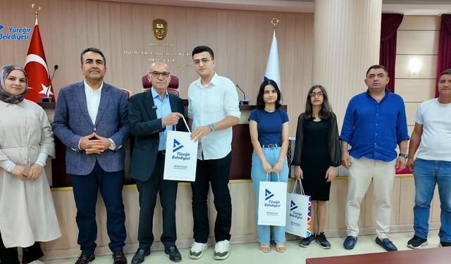 Yüreğir Belediye Başkan Vekili Cafer Boyraz başarılı öğrencileri ödüllendirdi