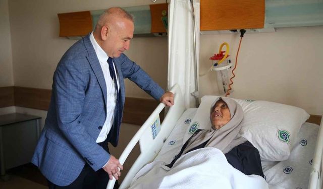 Adana’da 77 yaşındaki hasta uyutulmadan kanser ameliyatı oldu