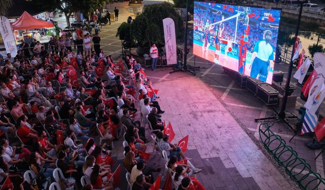 Adana’da Filenin Sultanları’nın şampiyonluk heyecanı dev ekrana taşındı
