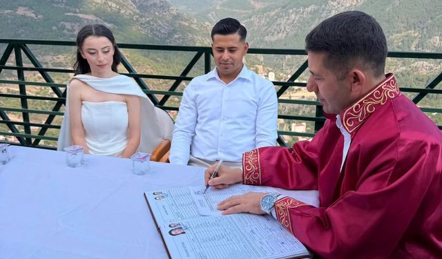 Başkan Cömert Özen, Mikail ve Zeynep çiftinin nikâhını kıydı