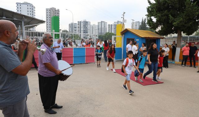 Kozan’da minik öğrenciler okula davul zurnayla karşılandı