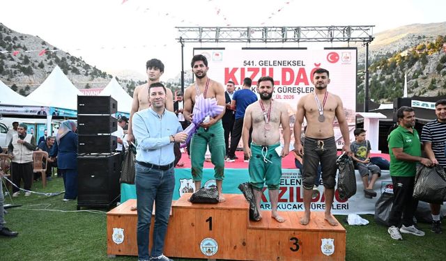 Kadir Gül, Kızıldağ’da dereceye giren güreşçileri kutladı
