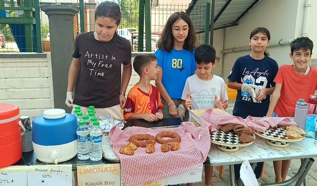 Kozan’da çocuklar yangınzedeler için topladıkları parayı teslim etti