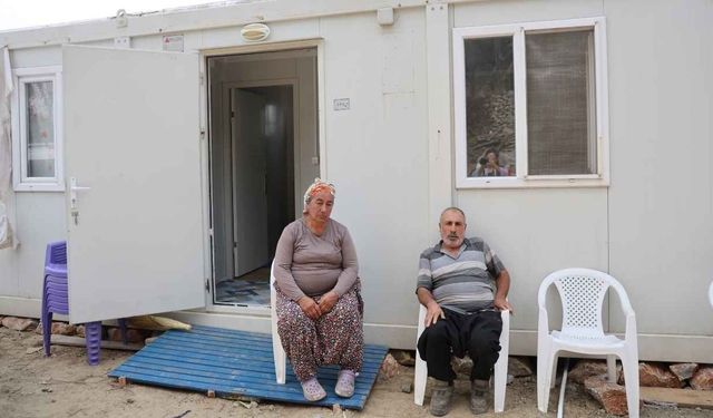 Kozan’daki orman yangınında evleri yanan ailelere konteyner teslim edildi