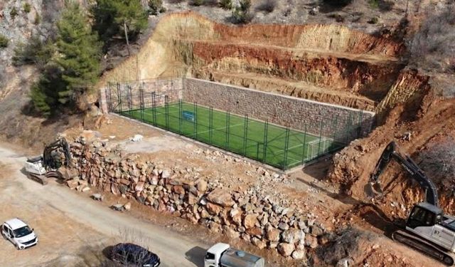 Saimbeyli’de futbol sahasında güçlendirme çalışması
