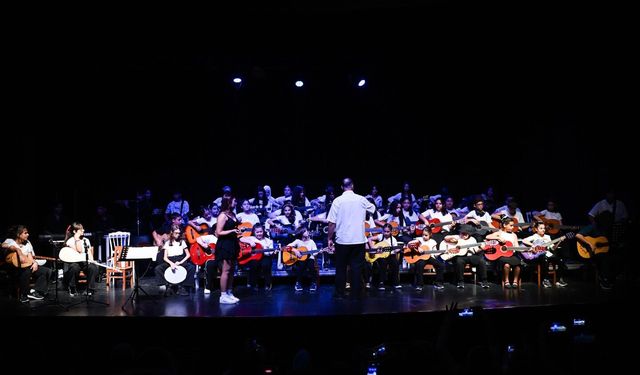 Seyhan Belediyesinden Kültür Sanat dolu gece: Kursiyerler sahne aldı
