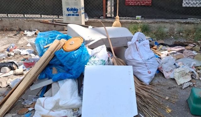 Yenibaraj Mahallesi'nde Muhtar Zuhal'dan çöp kirliliği isyanı