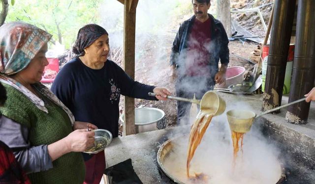 Adana'da 12 saatlik pekmez mesaisi: Kilosu 500 TL'den satılıyor