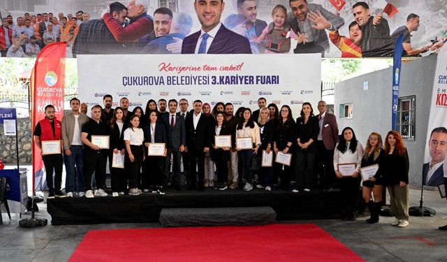 Çukurova'da 3. Kariyer Fuarı'na yoğun ilgi: Başkan Kozay stantları gezdi