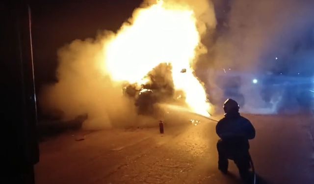 Adana'da gece yarısı korkutan yangın! TIR alevlere teslim oldu