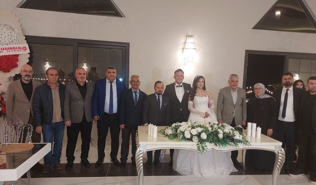 MHP Adana teşkilatından Gülistan ve Buğra çiftinin düğün merasimine katılım