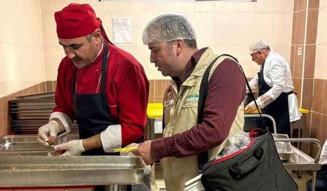 Sarıçam’da gıda ürünlerinden numuneler alınıyor