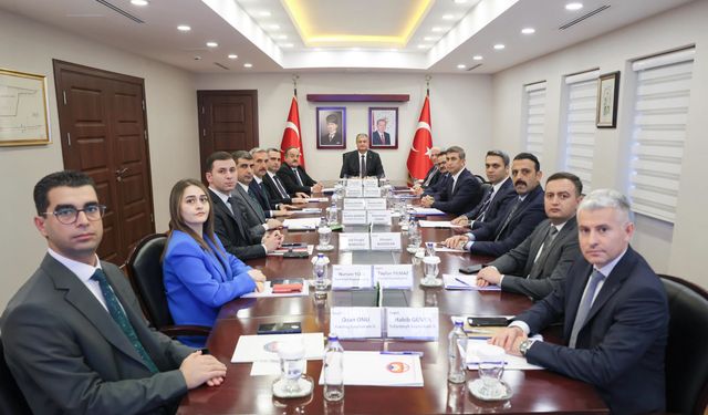 Vali Mustafa Yavuz kaymakamları topladı: Adana için 3 başlık masada