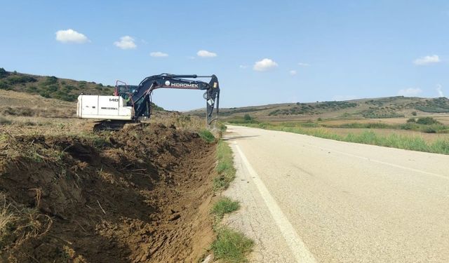 Yumurtalık’ta dere ve yollar temizleniyor
