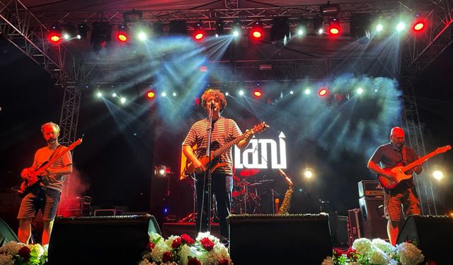 Adana'da 100. Yıl Cumhuriyet Konserleri'nde Pinhani grubu sahne aldı