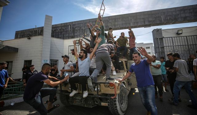 El Kassam Tugayları, İsrail askerlerini esir alıp tankları ele geçirdi