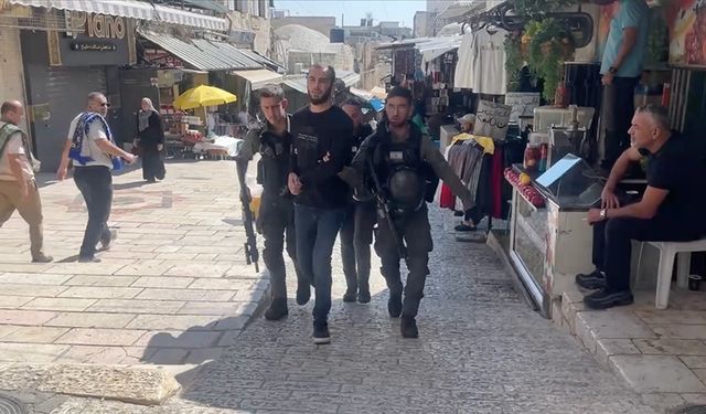 İsrail polisi, Mescid-i Aksa'da Filistinlilere gaz bombası ile müdahale etti