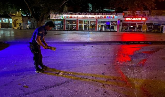 Otomobilin hurdaya döndüğü kazada polis, elleriyle kum dökerek önlem aldı