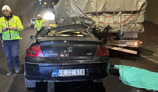 Otomobil tıra ok gibi saplandı: 1 ölü, 1 ağır yaralı