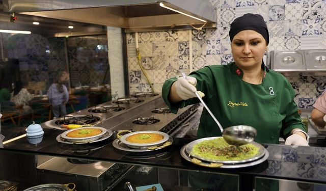 Bayramda gıda boyalı fıstıklı tatlılara dikkat