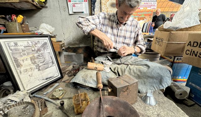 Babasından öğrendiği tenekeciliği 70 yıldır aynı atölyede sürdürüyor