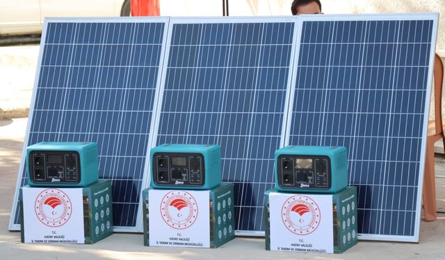 Depremzede üreticilere güneş paneliyle güç kaynağı seti dağıtıldı