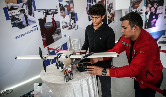 Liselilerin tasarladığı mini kargo uçağının prototipi TEKNOFEST'te beğeniye sunuldu