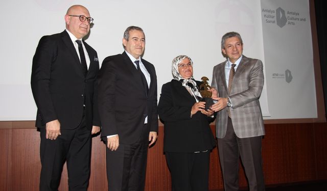 ATAV'ın "Jale İnan 2024 Yılın Kadını Ödülü" halı dokumacısı Ayşe Taç'a verildi