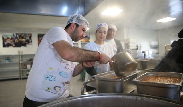 Dünyayı gezen gencin son durağı, Hatay'daki "Gönül Mutfağı" oldu