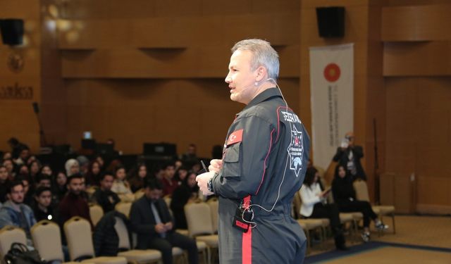 Alper Gezeravcı: "Ay yüzeyine iniş yapan 6'ncı ülke olmayı hedefliyoruz"
