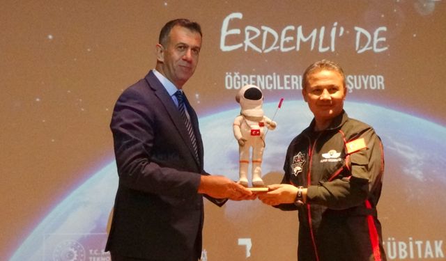 Astronot Alper Gezeravcı Mersin'de öğrencilerle buluştu