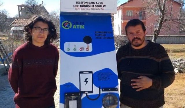 Baba ile oğlu telefon şarj eden geri dönüşüm otomatı yaptı