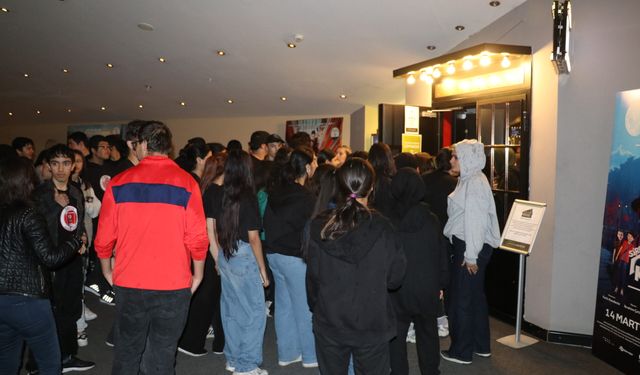 Adana'da öğrenciler "Ufkun Ötesinde" belgeselini sinema salonunda izledi