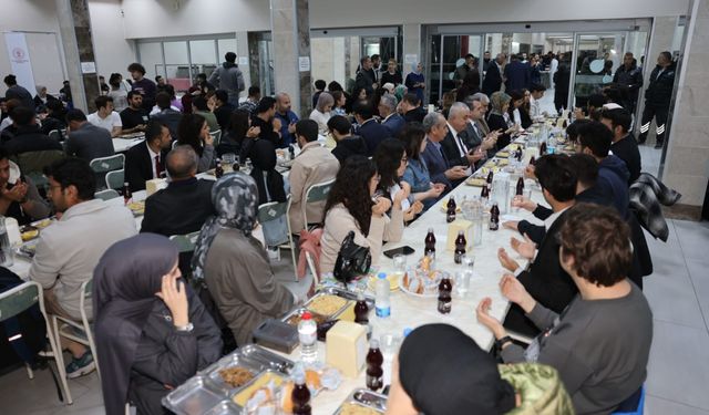 Adanalı hayırseverler Çukurova Üniversiteli öğrencilerle iftar sofrasında buluştu