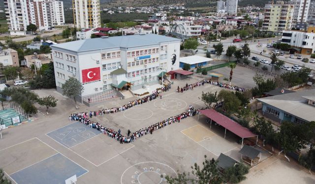Kozan'da bin 200 öğrenci birbiriyle bayramlaştı