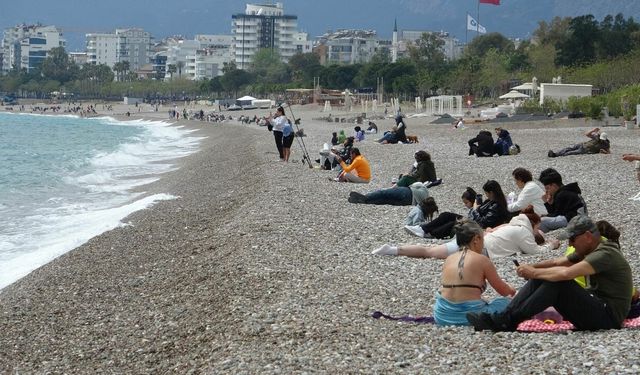 Bayram tatilinin son gününde Konyaaltı Sahili'ne akın ettiler