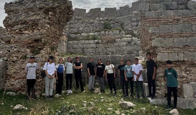Kozanda çocuklar kent konseyi ile tarihi yerleri öğreniyor