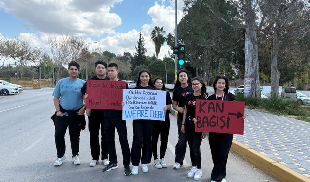 Adana'da öğrenciler, pankartlarla sürücüleri kan bağışına davet etti