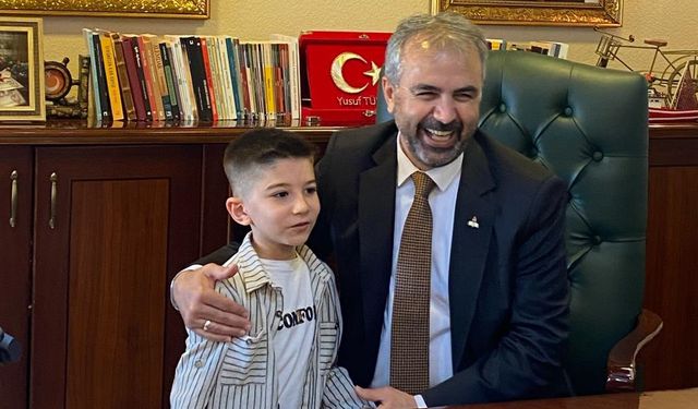 Adana'da okulunda 23 Nisan'da söylediği şarkılarla dikkati çeken öğrenciye hediye