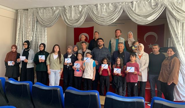 Aladağ'da "Ufka Yolculuk Bilgi ve Kültür Yarışması"nda dereceye girenler ödüllerini aldı