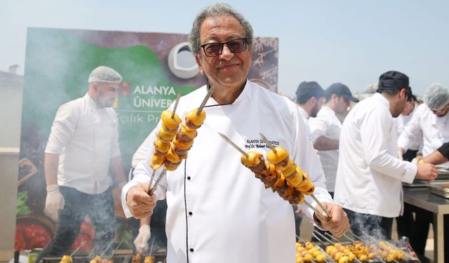 Alanya'nın coğrafi işaretli meyvesiyle yapılan "yenidünya kebabı" tanıtıldı