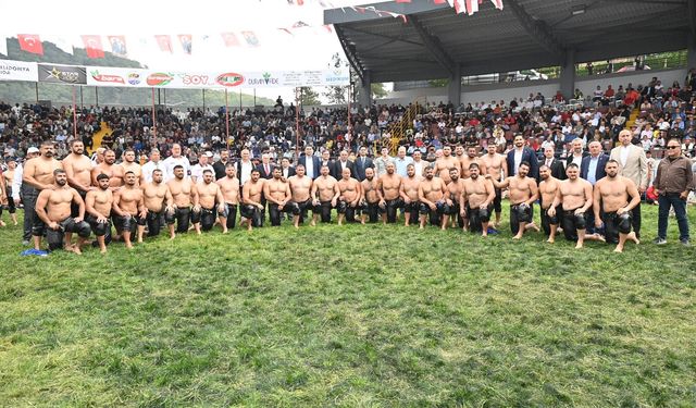 Antalya'da 67'si başpehlivan 1160 sporcu kıran kırana mücadele etti