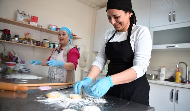 Çukurovalı kadınlar Türk lezzetlerini ustalarından öğreniyor
