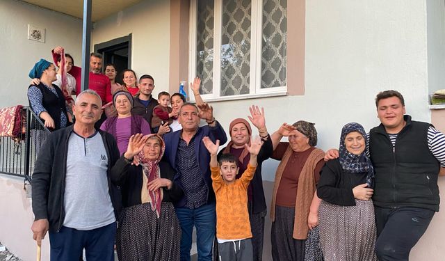 Deprem sonrası yeni evine kavuşan Cennet nine evinin açılışını çocuklarıyla yaptı