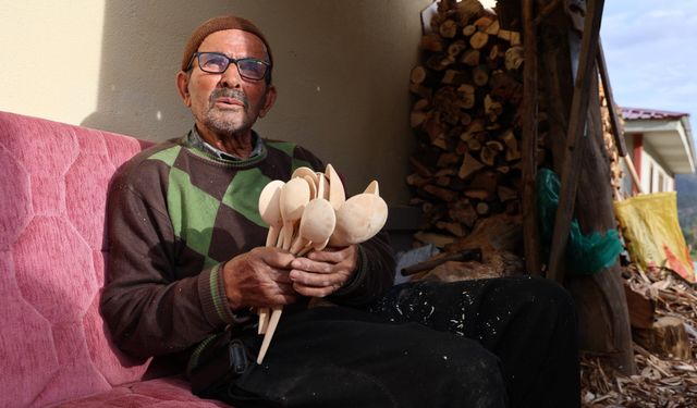 Depremzede Ahmet dede yeni evinde tahta kaşık üretimine devam ediyor