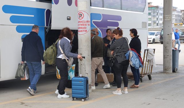 Depremzede vatandaşlar tedirginlik içerisinde İstanbul’dan dönüşlerini sürdürüyor