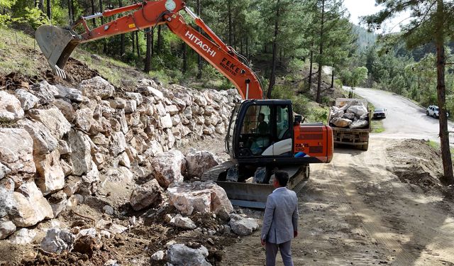 Feke'de mezarlık alanında yol çalışması