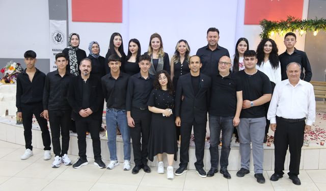 Karaisalı'da öğretmenler ve öğrenciler şiir dinletisi sundu