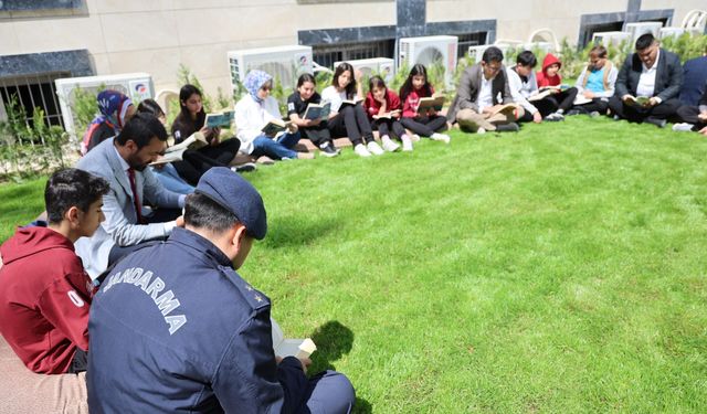 Kozan'da gençler "Kozan sussun, kitaplar konuşsun"  etkinliği düzenledi